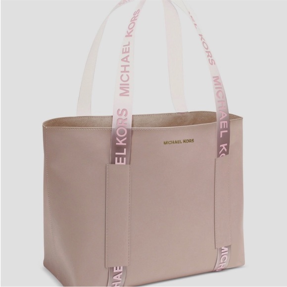 Mk Michael kors beauty purse bag Tote
New with tags - Picture 1 of 5